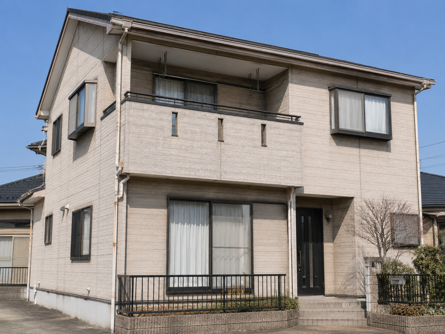色あせとひび割れが見られる施工前の外壁（イメージ）